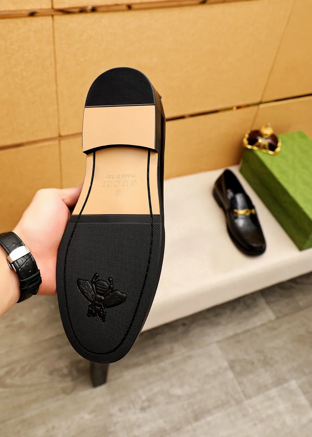 Men's shoes 💰460 💐 Product trademark: GUCCI "Gucci" casual leather shoes Regular size: 38-44 (45🉑️customized) Product materials: Selected imported first-layer open-edge beaded cowhide embossed upper + luxury hardware buckle, imported water-dyed cowhide leather lining. Strong three-dimensional visual effect, original combination outsole Color: 4⃣️colors available
